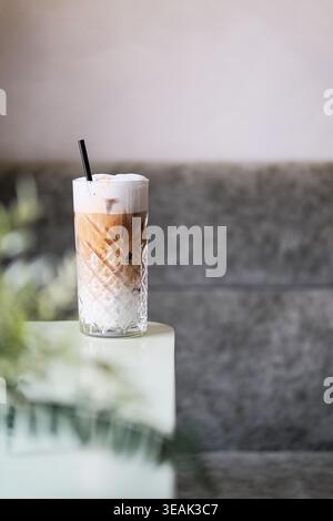 Kalter Kaffee. Cremiger Espresso Über Eis. Erfrischender Eislatte Mit Schaum Und Eleganter Umgebung Stockfoto
