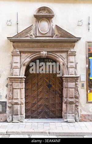 Historisches Portal in Vaesterlanggatan, Gasse in der Altstadt Gamla Stan, Stockholm, Schweden Stockfoto