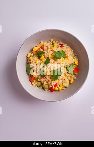 Lebendiges Gemüsegericht. Nahrhafter Couscous Mit Paprika Und Tomaten, Serviert In Der Weißen Schüssel Mit Frischen Kräutern Stockfoto