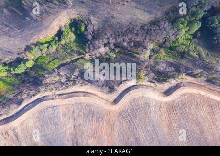 Luftaufnahme von oben nach unten zur Vorbereitung landwirtschaftlicher Flächen das Konzept der nachhaltigen Landwirtschaft Stockfoto