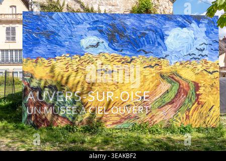 Eine große Kopie des Gemäldes „Wheatfield with Crows“ von Vincent Van Gogh. Es hat den Text Auvers sur Oise, un musée à ciel ouvert (ein Freilichtmuseum) Stockfoto