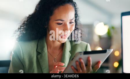 Review, Tablet oder Geschäftsfrau mit Lächeln im Büro, Talentakquise oder Bewerbungsscreening. Lesen, Wiederaufnahme der Bewertung oder HR Manager mit Stockfoto