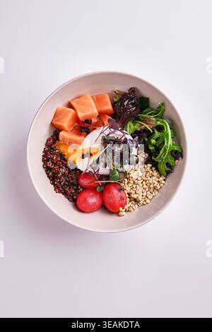 Quinoa-Reis-Lachssalat. Lebendiger Und Gesunder Salat Mit Lachs Und Getreide Mit Frischem Gemüse Und Zitrusfrüchten Stockfoto
