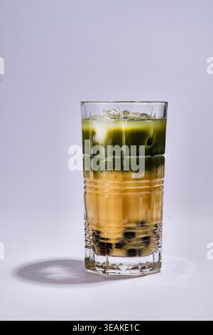 Matcha Boba Art.. Mehrschichtiger Tee Mit Kauperlen. Verschiedene Schichten Aus Matcha-Milch Und Tapiokaperlen Stockfoto