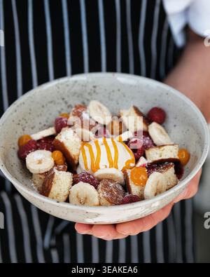 Ein Ansprechendes Angebot An Pflegendem Joghurt, Ergänzt Durch Verschiedene Früchte Und Knuspriges Müsli Stockfoto
