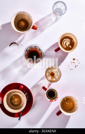 Kaffeeszene Am Morgen Mit Flecken. Verschiedene Kaffeetassen Und Untertassen Mit Verschiedenen Espresso-Stilen Und Beizen Stockfoto