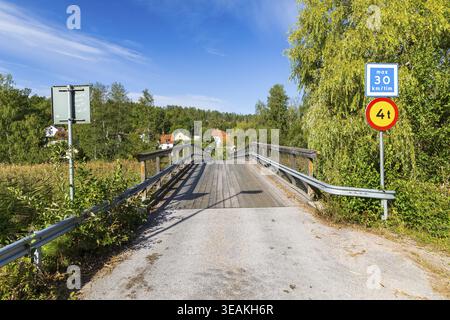 Verkehrsschilder vor der Grenze auf 4 t Gewicht und maximal 30 km/h, Staeketbron Holzbrücke über Gamlebyviken Bay, Gamleby, Kalmar laen, SW Stockfoto