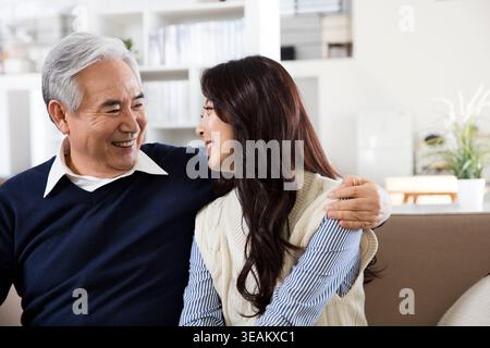 Porträt eines lächelnden Seniorenmannes und seiner Tochter Stockfoto
