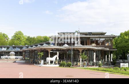 Spa Guest Center am Rande des Kurparks im Bad Salzuflen Landesbad von 1983, Architekten Behnisch & Partner mit Carlo Weber, Hörsäle, Stockfoto