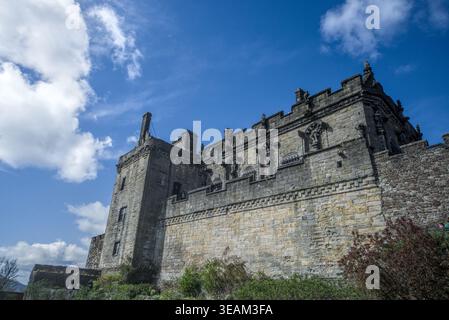 Stirling Castle mit seiner imposanten Steinfassade und seinen Zinnen, fotografiert von unten vor einem dramatisch bewölkten Himmel in Schottland. Stockfoto