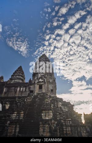 Der Angkor Wat Turm wird dramatisch von der Sonne beleuchtet, mit goldenen Strahlen und Linsen vor einem hellen Himmel in Kambodscha. Stockfoto