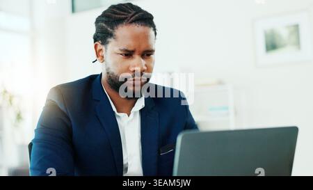 Sorge, schwarzer Mann und Geschäft mit Laptop im Büro wegen schlechter Nachrichten, Buchhaltung und Finanzfehler. Frustriert, Person und Technik wegen Website-Pannen Stockfoto