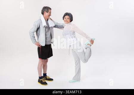 Ein altes Paar, das sich zusammen ausdehnt Stockfoto