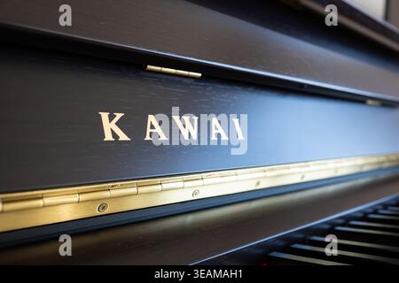 Zürich, Schweiz, 21. April 2026. Nahaufnahme eines Kawai Digitalklaviers mit Markenlogo und Tasten Stockfoto
