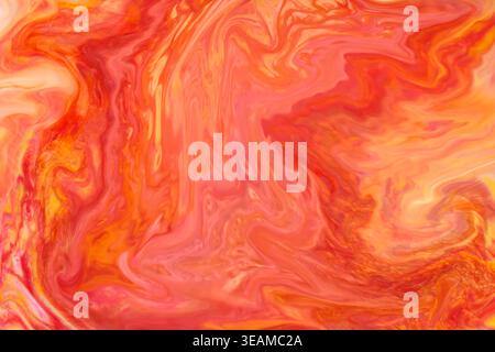 Leuchtendes Korallenrosa und Orange, abstrakte Flüssigfarbe mit fließendem Drallmuster Stockfoto