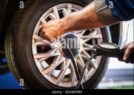 Auto, messen, Reifendruck, Autos, Reifendruck Stockfoto