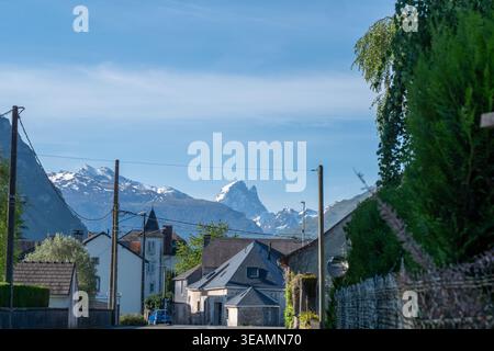 Auf der Straße nach Arudy, Blick auf den PIC du Midi d'Ossau, Pyrenäen, Frankreich Stockfoto