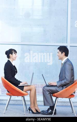 Geschäftsleute, die in einem modernen Büro an Notebooks arbeiten. Stockfoto