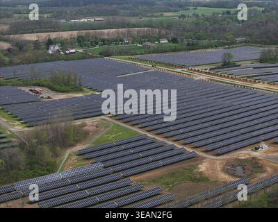 Aus der Vogelperspektive erstrahlen riesige Solarpaneele, die sich über die Landschaft in der Nähe des Libanon, Ohio, USA erstrecken. Stockfoto