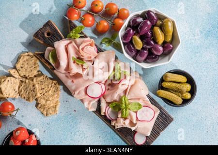 Scheiben traditioneller italienischer Antipasti Mortadella Bolognese auf einem hölzernen Schneidebrett. Stockfoto