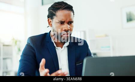Verwirrter, schwarzer Mann und Geschäft mit Laptop im Büro wegen schlechter Nachrichten, Buchhaltung und Finanzfehler. Frustriert, Person und Technik wegen Website-Pannen Stockfoto