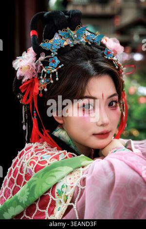 Chinesin in kaiserlicher Kleidung, Chongqing, China Stockfoto