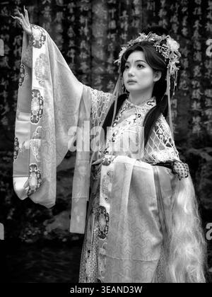 Chinesin in kaiserlicher Kleidung, Chongqing, China Stockfoto