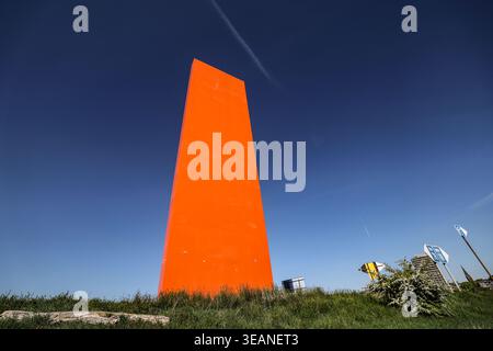 Duisburg, Deutschland. April 2026. Die Skulptur Rheinorange des Kölner Bildhauers Lutz Fritsch steht an der Mündung des Ruhrgebiets in den Rhein. Der Ruhrtalradweg von Winterberg nach Duisburg wurde vor 20 Jahren am 30. April 2006 eröffnet. Quelle: Oliver Berg/dpa/Alamy Live News Stockfoto