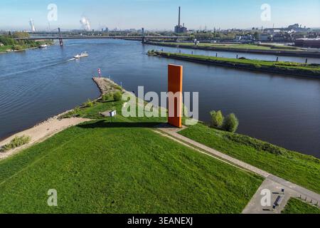 Duisburg, Deutschland. April 2026. Die Skulptur Rheinorange des Kölner Bildhauers Lutz Fritsch steht an der Mündung der Ruhr (r) in den Rhein (l). Der Ruhrtalradweg von Winterberg nach Duisburg wurde vor 20 Jahren am 30. April 2006 eröffnet. Quelle: Oliver Berg/dpa/Alamy Live News Stockfoto