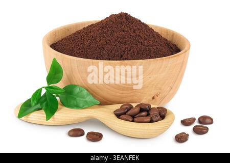 Gemahlener Kaffee in einer Holzschale und Kaffeebohnen isoliert auf weißem Hintergrund Stockfoto