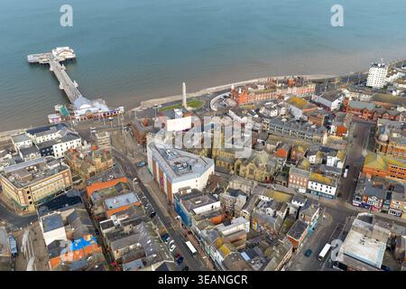 Lancashire, Blackpool UK 14. April 2026: Aus der Vogelperspektive auf das Stadtzentrum von Blackpool mit der Central Pier Kirche und dem Kriegsdenkmal nahe der Küste in Lancashi Stockfoto