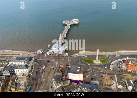 Lancashire, Blackpool UK 14. April 2026: Luftaufnahme des Central Pier und der Küste mit Kriegsdenkmal und den umliegenden Gebäuden im Stadtzentrum von Blackpoo Stockfoto