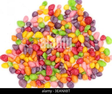 Blick von oben auf farbenfrohe, unregelmäßige Bonbons auf weißem Hintergrund Stockfoto