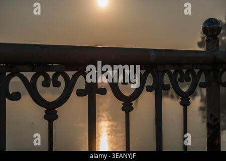 Blick auf den See durch schmiedeeiserne Geländer Stockfoto