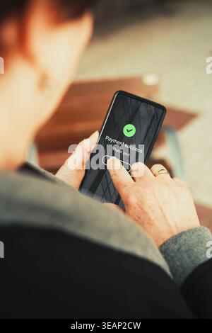 Bestätigungsbildschirm für erfolgreiche mobile Zahlungen auf dem Smartphone. FinTech, digitales Banking, E-Commerce und mobiles Zahlungskonzept. Erfolgreiche Transaktionen. Stockfoto