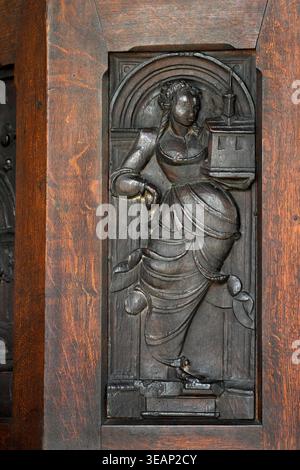 St. James Kirche. Kinnersley. Aus dem 16. Jahrhundert stammende Platte (um 1530er Jahre) auf der Kanzel, die im Stil eines flämischen Mannierismus identifiziert wurde und allegorische Figuren darstellt. Stockfoto