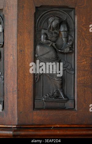 Geschnitzte flämische allegorische Figuren von 1530, auf der Kanzel der St. James Church, Kinnersley, Herefordshire, Großbritannien Stockfoto