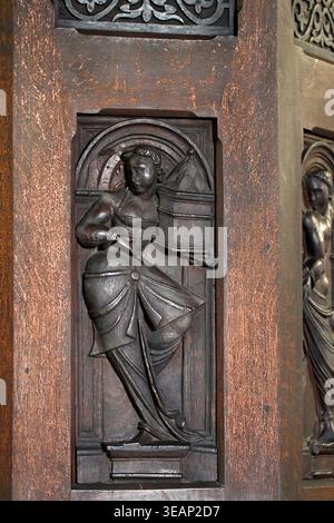 Geschnitzte flämische allegorische Figuren von 1530, auf der Kanzel der St. James Church, Kinnersley, Herefordshire, Großbritannien Stockfoto