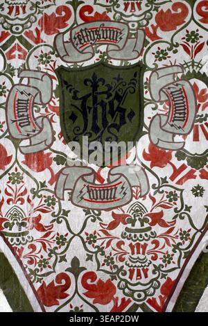 Dekorative Wandmalschablonen im viktorianischen Kirchenschiff der St. James Church, Kinnersley, Herefordshire, Großbritannien. Entwürfe von George Frederick Bodley Stockfoto