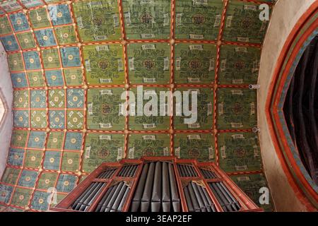 Gemalte Holzdecke des Kirchenschiffs, St. James Church, Kinnersley, Großbritannien Stockfoto