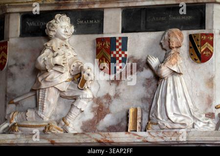 Jakobinisches Denkmal im Chor an Francis Smallman (1633), Lord of the Manor in Kinnersley. Das Wappen und die Figuren in Stuart-Kleid zeigen. Stockfoto
