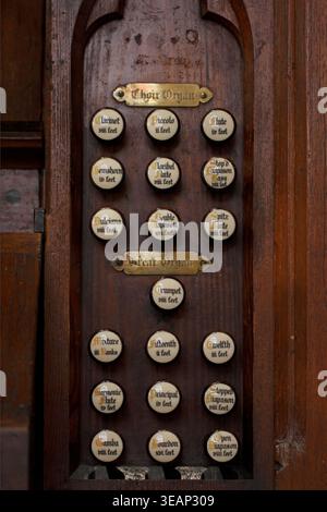 Die Orgel hält an einem Brett, der Priory Church of St. Mary, in der wunderschönen Stadt Usk, Monmouthshire Stockfoto