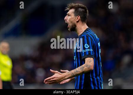 Mailand, Italien. April 2026. Francesco Acerbi vom FC Internazionale reagierte während der Serie Coppa Italia Halbfinalspiel zwischen FC Internazionale und Como 1907 im Stadio Giuseppe Meazza am 21. April 2026 in Mailand Credit: Giuseppe Maffia/Alamy Live News Stockfoto