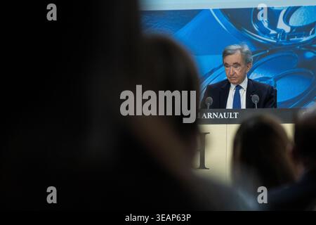Paris, Frankreich. April 2026. © Aurelien Morissard/MAXPPP/MAXPPP - PARIS 23/04/2026 LVMH-Vorsitzender und CEO Bernard Arnault blickt auf die Jahreshauptversammlung des weltweit führenden Luxuskonzerns LVMH am 23. April 2026 in Paris. (Aurelien Morissard/MAXPPP) Credit: MAXPPP/Alamy Live News Stockfoto