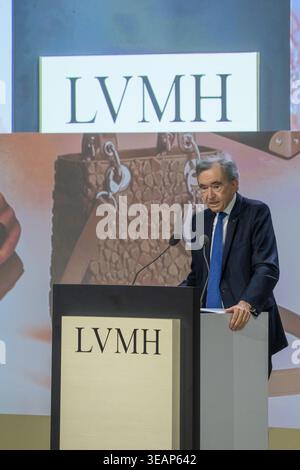 Paris, Frankreich. April 2026. © Aurelien Morissard/MAXPPP/MAXPPP - PARIS 23/04/2026 LVMH-Vorsitzender und CEO Bernard Arnault spricht während der Jahreshauptversammlung des weltweit führenden Luxuskonzerns LVMH am 23. April 2026 in Paris. (Aurelien Morissard/MAXPPP) Credit: MAXPPP/Alamy Live News Stockfoto