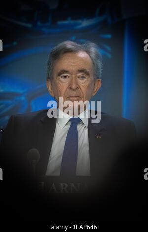 Paris, Frankreich. April 2026. © Aurelien Morissard/MAXPPP/MAXPPP - PARIS 23/04/2026 LVMH-Vorsitzender und CEO Bernard Arnault blickt auf die Jahreshauptversammlung des weltweit führenden Luxuskonzerns LVMH am 23. April 2026 in Paris. (Aurelien Morissard/MAXPPP) Credit: MAXPPP/Alamy Live News Stockfoto