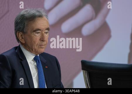 Paris, Frankreich. April 2026. © Aurelien Morissard/MAXPPP/MAXPPP - PARIS 23/04/2026 LVMH-Vorsitzender und CEO Bernard Arnault blickt auf die Jahreshauptversammlung des weltweit führenden Luxuskonzerns LVMH am 23. April 2026 in Paris. (Aurelien Morissard/MAXPPP) Credit: MAXPPP/Alamy Live News Stockfoto