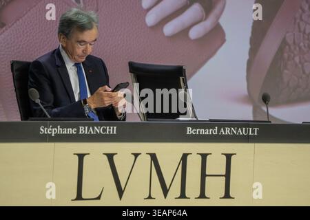 Paris, Frankreich. April 2026. © Aurelien Morissard/MAXPPP/MAXPPP - PARIS 23/04/2026 LVMH Chairman und CEO Bernard Arnault nimmt an der Jahreshauptversammlung des weltweit führenden Luxuskonzerns LVMH am 23. April 2026 in Paris Teil. (Aurelien Morissard/MAXPPP) Credit: MAXPPP/Alamy Live News Stockfoto