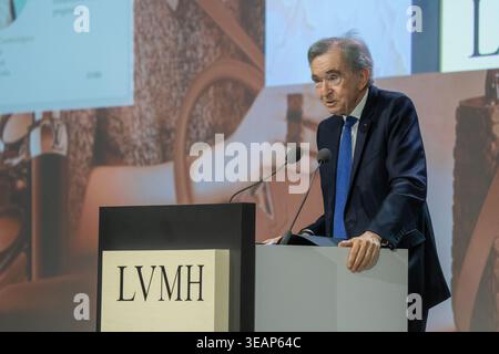 Paris, Frankreich. April 2026. © Aurelien Morissard/MAXPPP/MAXPPP - PARIS 23/04/2026 LVMH-Vorsitzender und CEO Bernard Arnault spricht während der Jahreshauptversammlung des weltweit führenden Luxuskonzerns LVMH am 23. April 2026 in Paris. (Aurelien Morissard/MAXPPP) Credit: MAXPPP/Alamy Live News Stockfoto