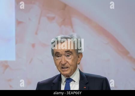 Paris, Frankreich. April 2026. © Aurelien Morissard/MAXPPP/MAXPPP - PARIS 23/04/2026 LVMH-Vorsitzender und CEO Bernard Arnault spricht während der Jahreshauptversammlung des weltweit führenden Luxuskonzerns LVMH am 23. April 2026 in Paris. (Aurelien Morissard/MAXPPP) Credit: MAXPPP/Alamy Live News Stockfoto